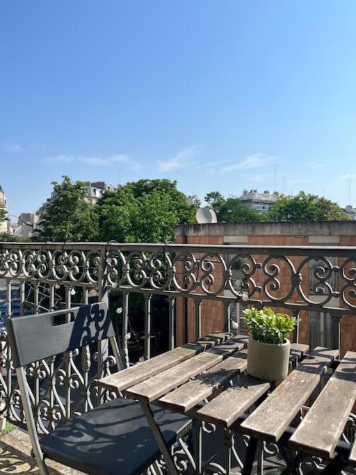 Beautiful Apartment With Balcony Paris Exterior photo